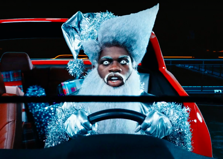 Lil Nas X превращается в Деда Мороза в новом клипе