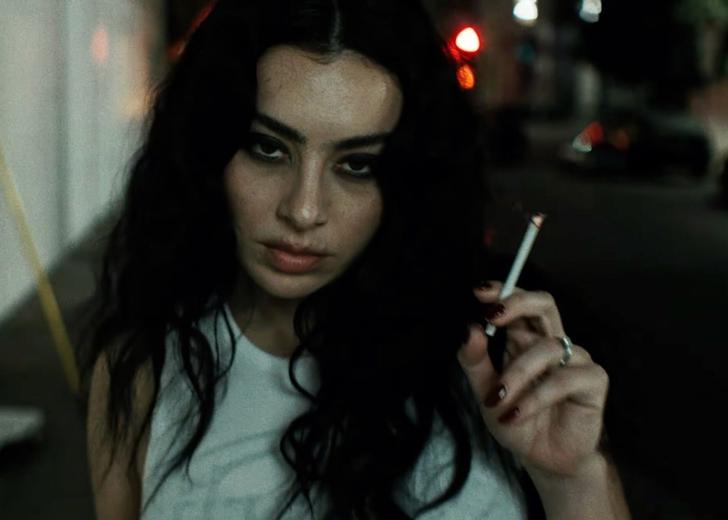 Charli XCX у кліпі Residue