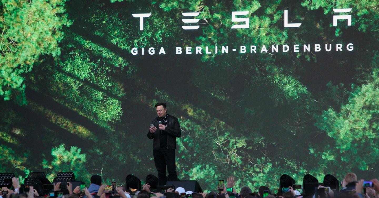 Илон-Маск устроил рейв на заводе Tesla в Берлине
